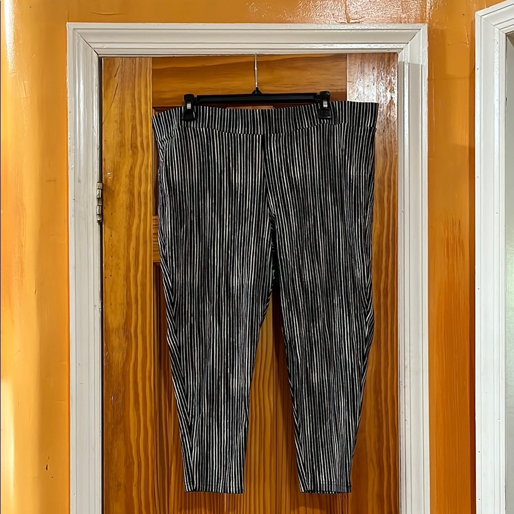 Torrid Multicolored Black a Striped Cropped leggings Pants Size 3